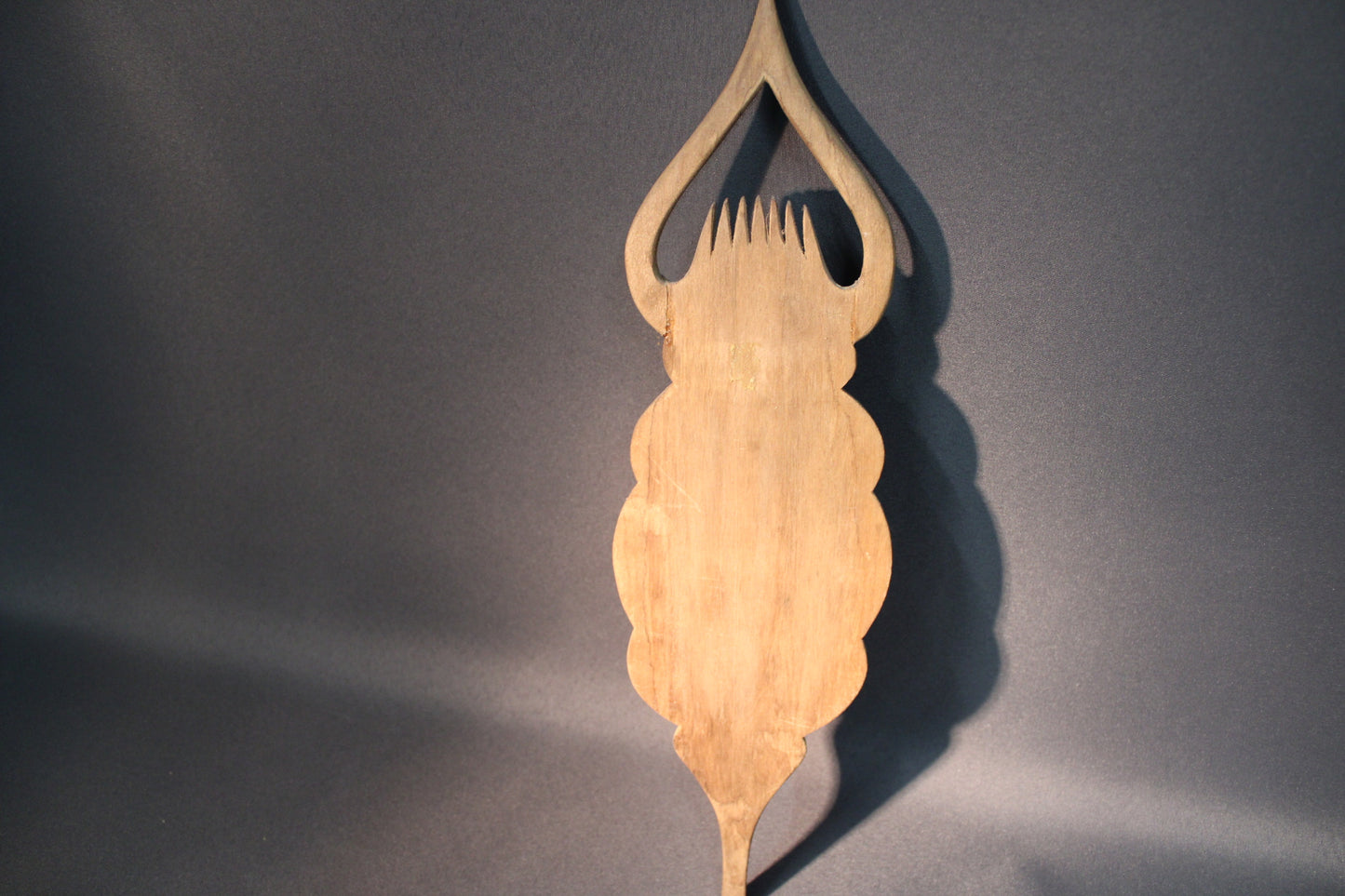 Puinen rukinlapa, kaiverrettu koristekuvio, suomalainen käsityö,takaa