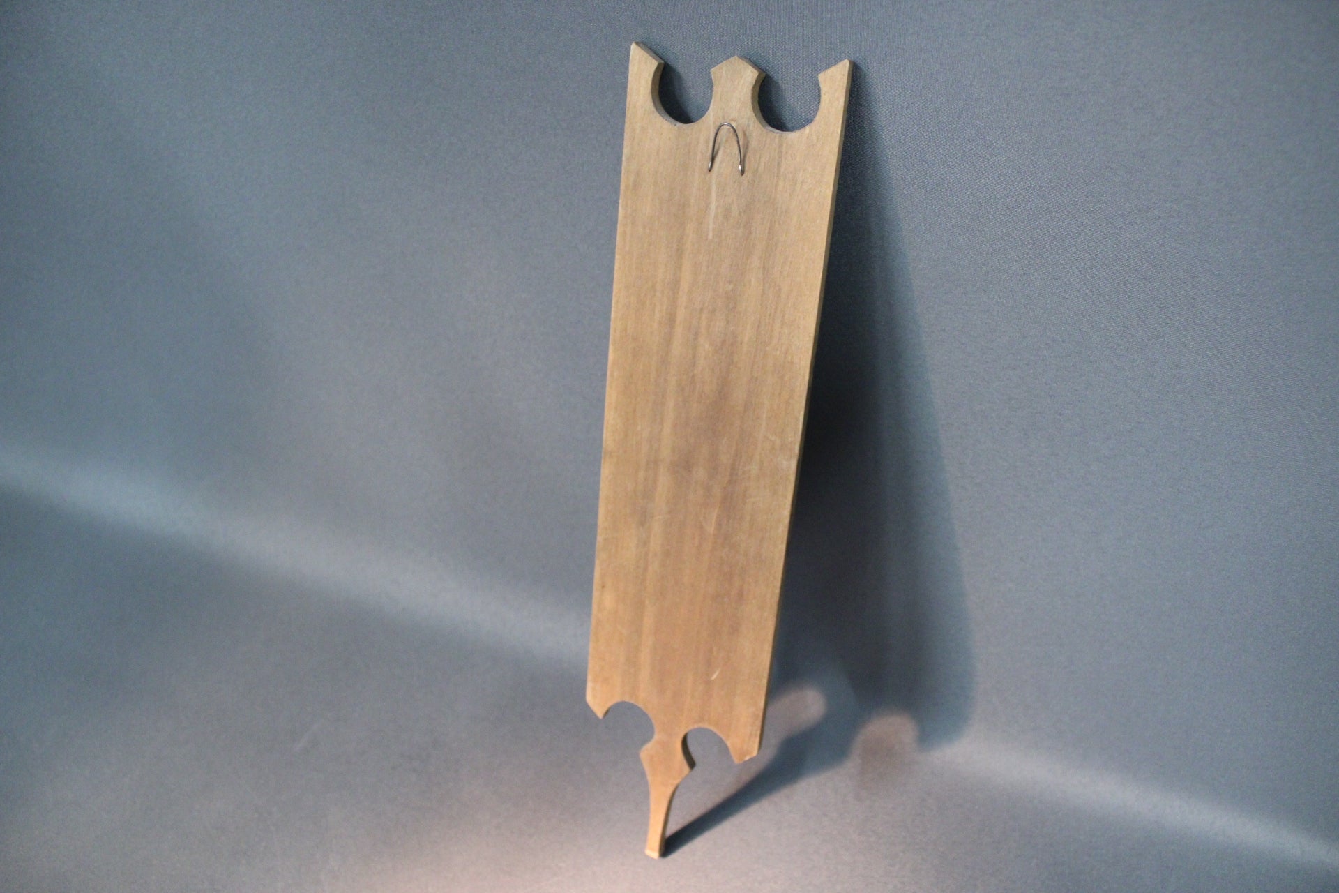 Vanha puinen rukinlapa, sileä taustapuoli ja ripustuslenkki