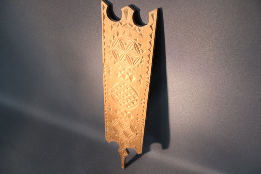 Puinen rukinlapa, veistetty koristekuvio, suomalainen käsityö