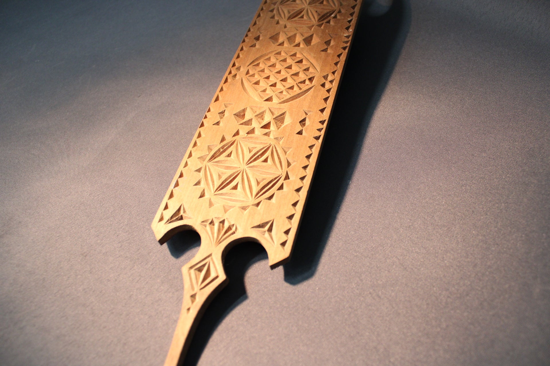 Puinen rukinlapa, veistetty koristekuvio, suomalainen käsityö,yksityiskohta