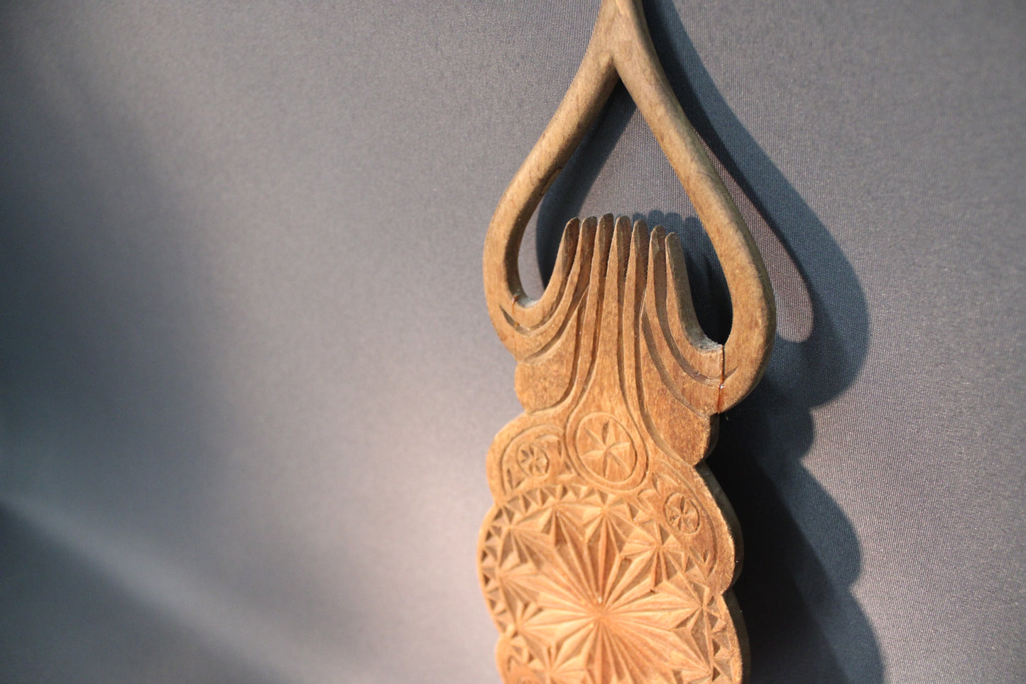 Puinen rukinlapa takapuolelta, sileä pinta ja patinaa