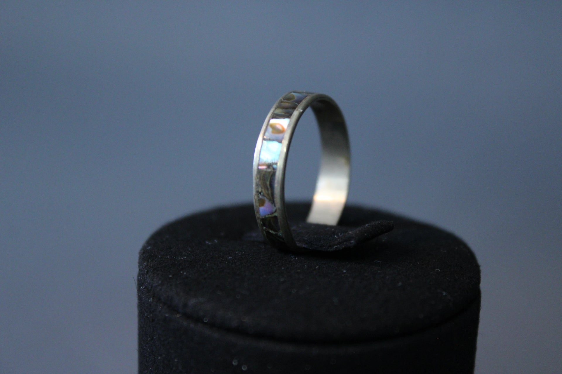 Sormus helmiäiskoristeella, koko 17 mm – esillä mustalla telineellä