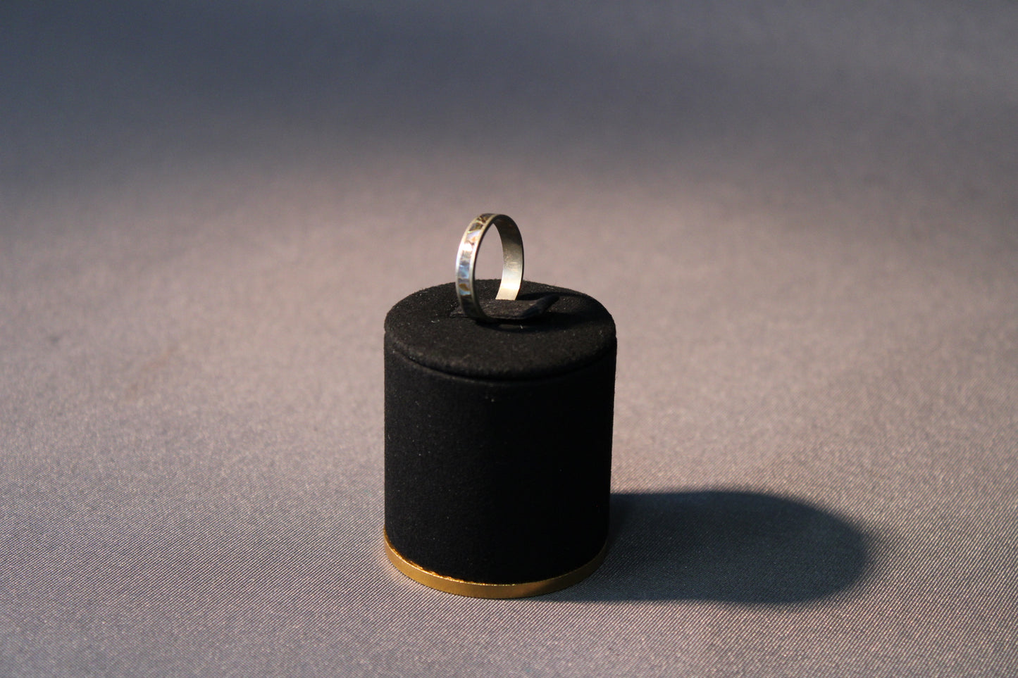 Sormus helmiäiskoristeella, koko 17 mm – lähikuva pöydällä