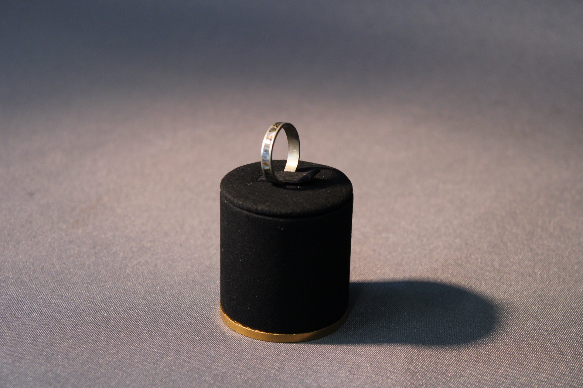 Sormus helmiäiskoristeella, koko 17 mm – lähikuva pöydällä