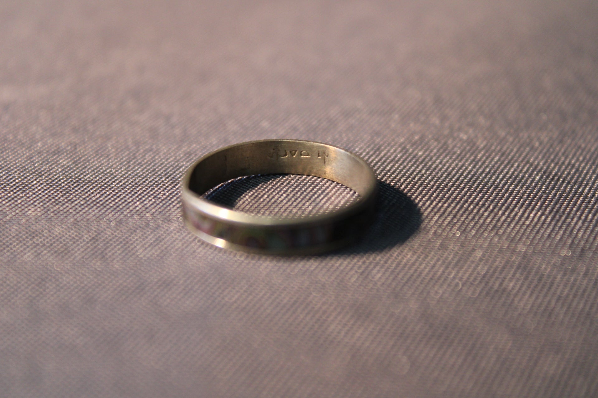 Sormus helmiäiskoristeella, koko 17 mm – yksityiskohta helmiäispinnasta