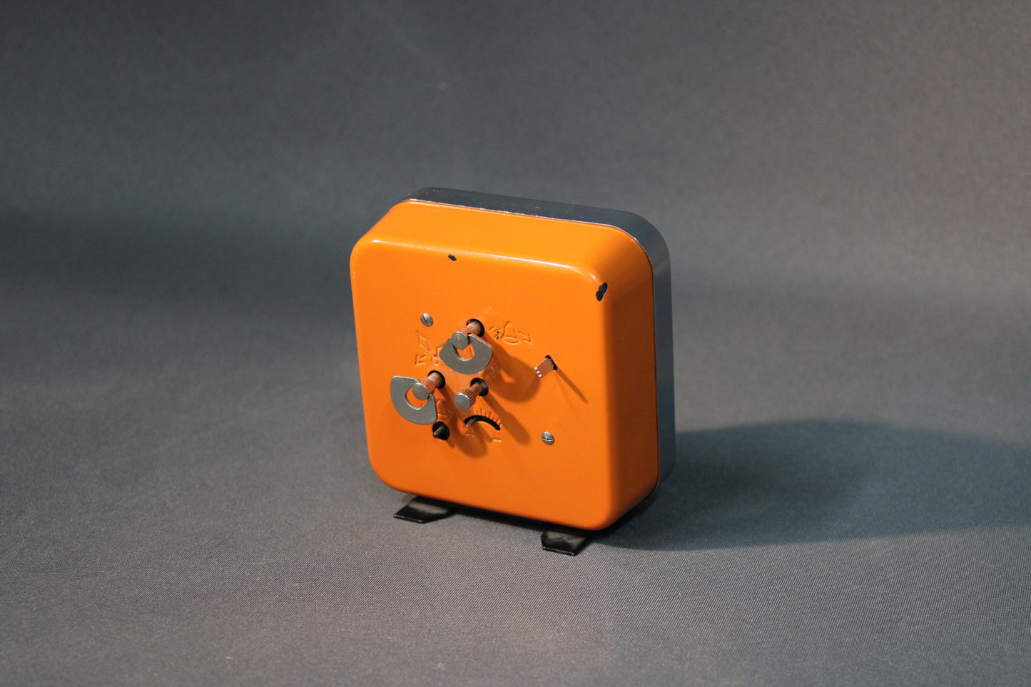 Star herätyskellon takapuoli, mekaaninen koneisto ja säätimet