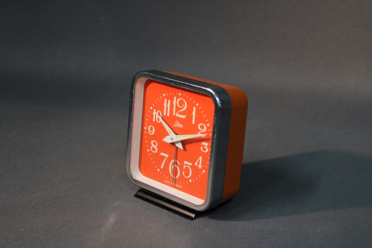 Star vintage herätyskello viistosta, oranssi kellotaulu
