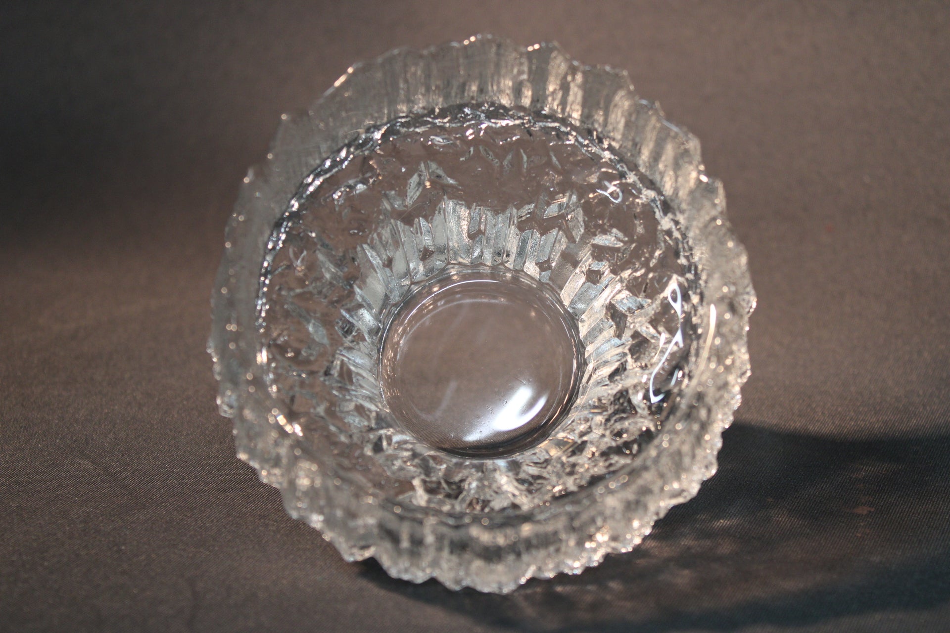 Stellaria-tuikkulyhdyn yläkuva, jossa näkyy jäälasia muistuttava tekstuuri.