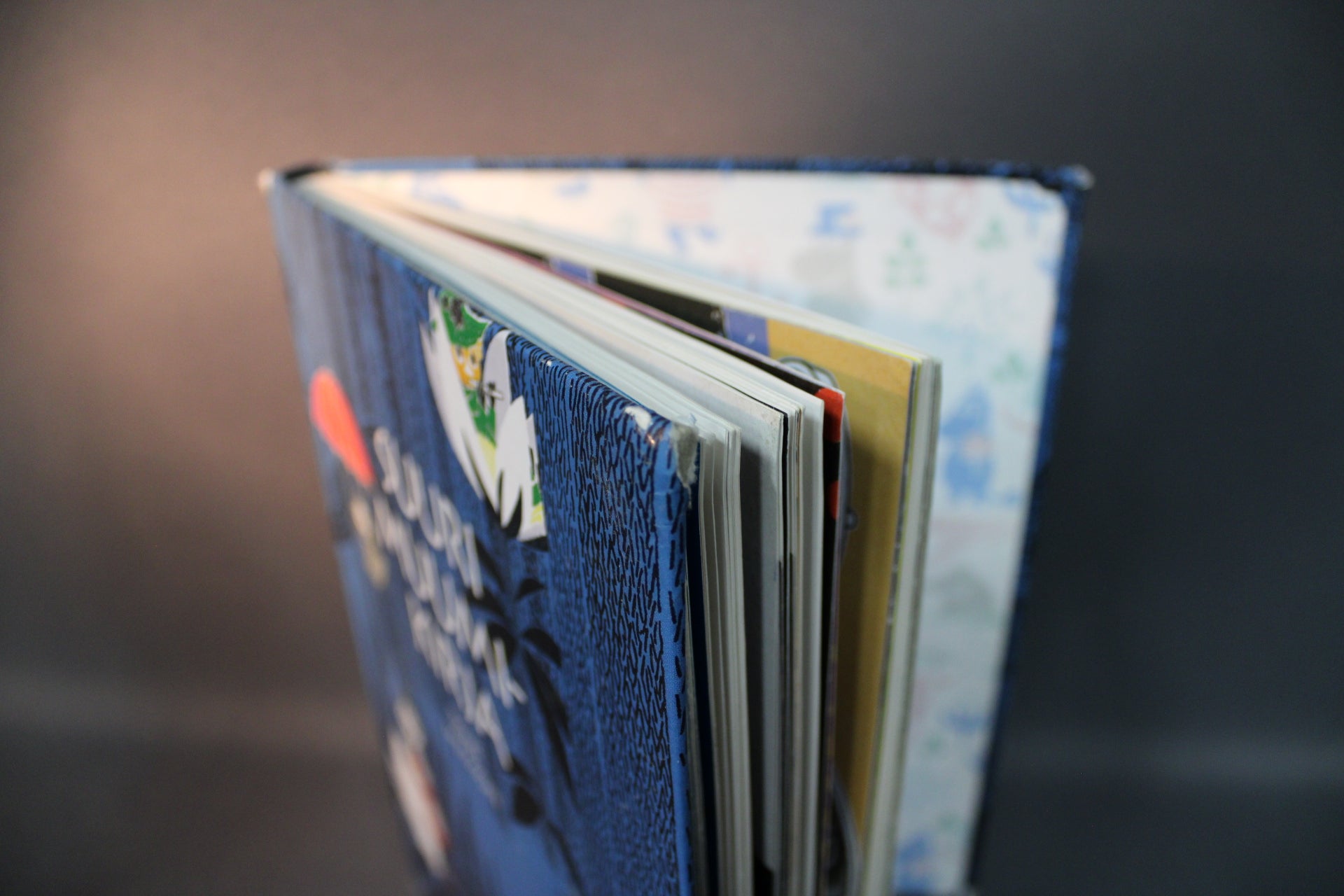 Suuri muumikirja sivujen kunto ja sidonta