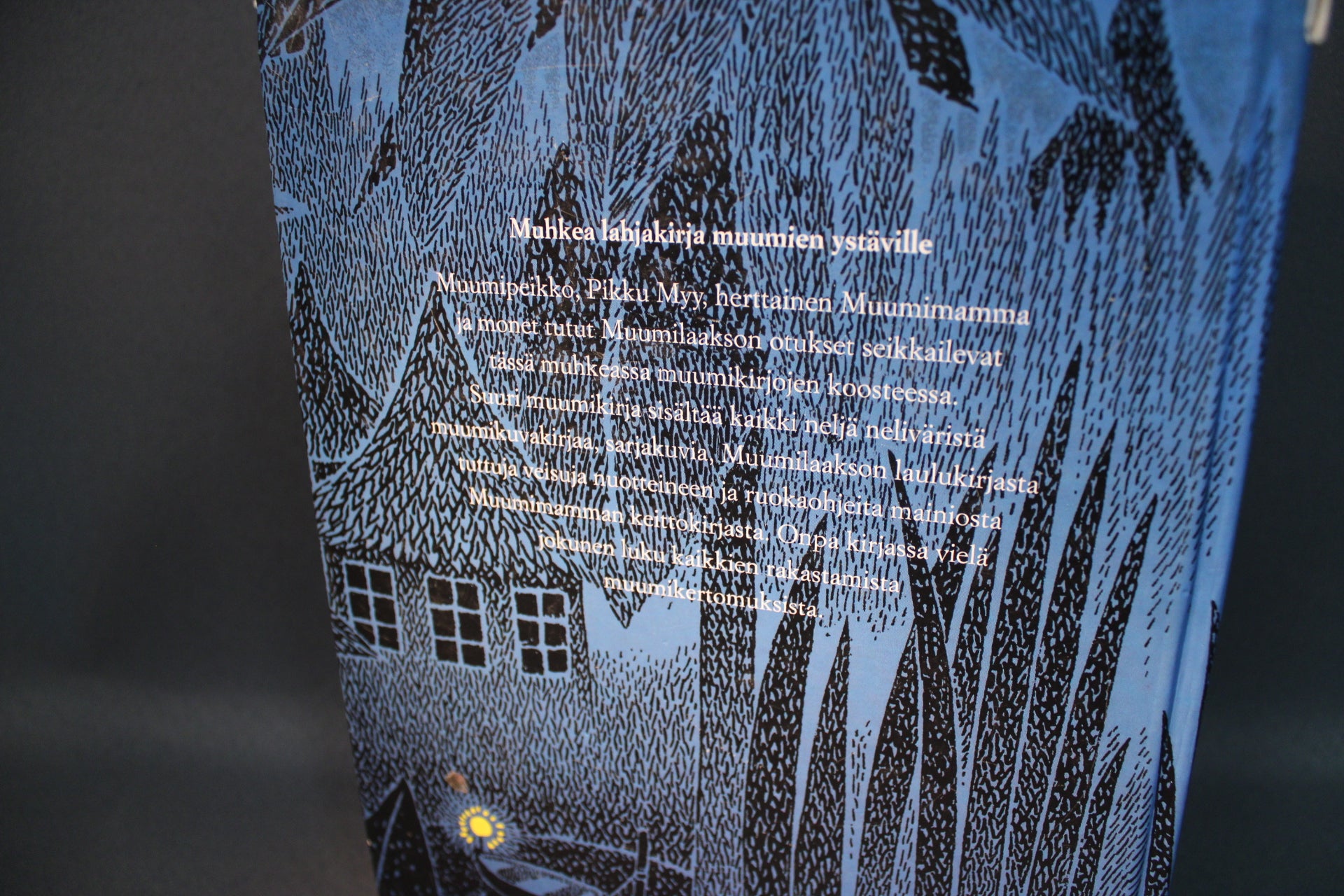 Suuri muumikirja takakansi ja kirjan kuvausteksti
