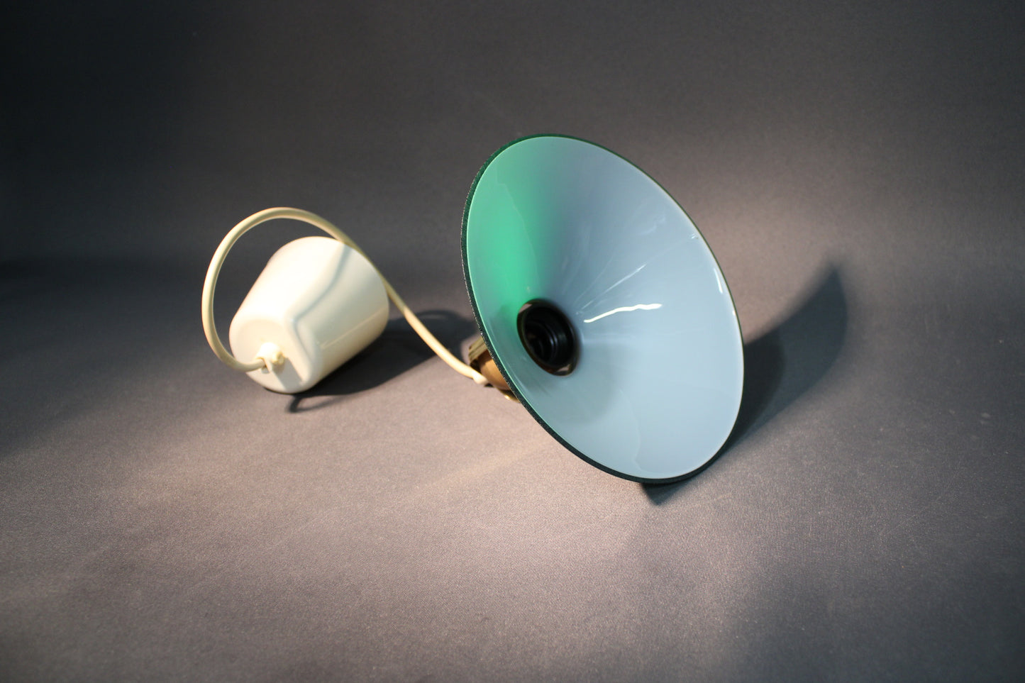 Suutarinvalaisimen vihreän lasikuvun alapinta ja valon suodattuminen