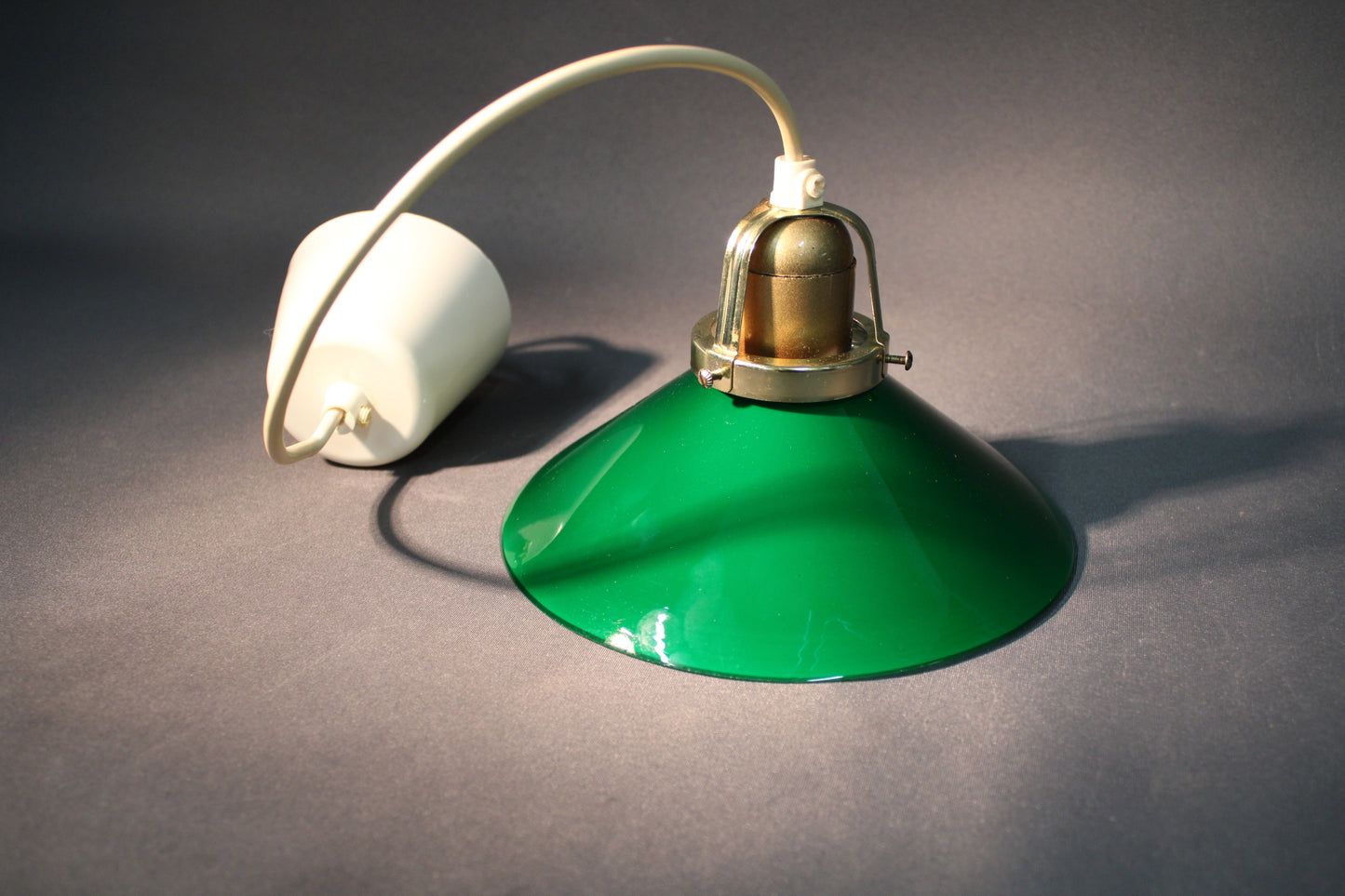Suutarinvalaisin vihreällä lasikuvulla sekä vaalea johto ja metallinen kanta