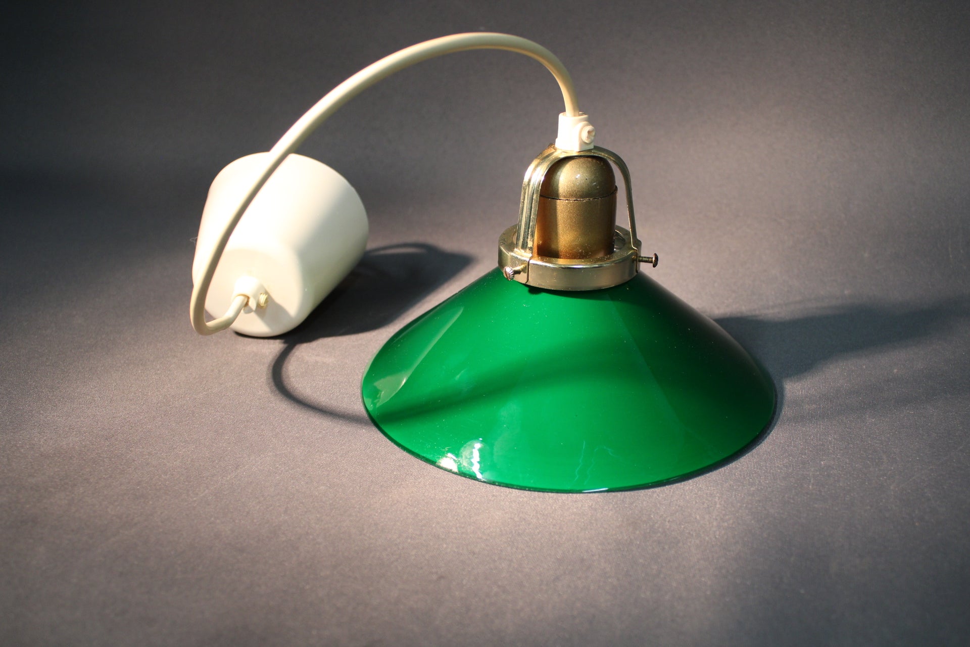Suutarinvalaisin vihreällä lasikuvulla sekä vaalea johto ja metallinen kanta