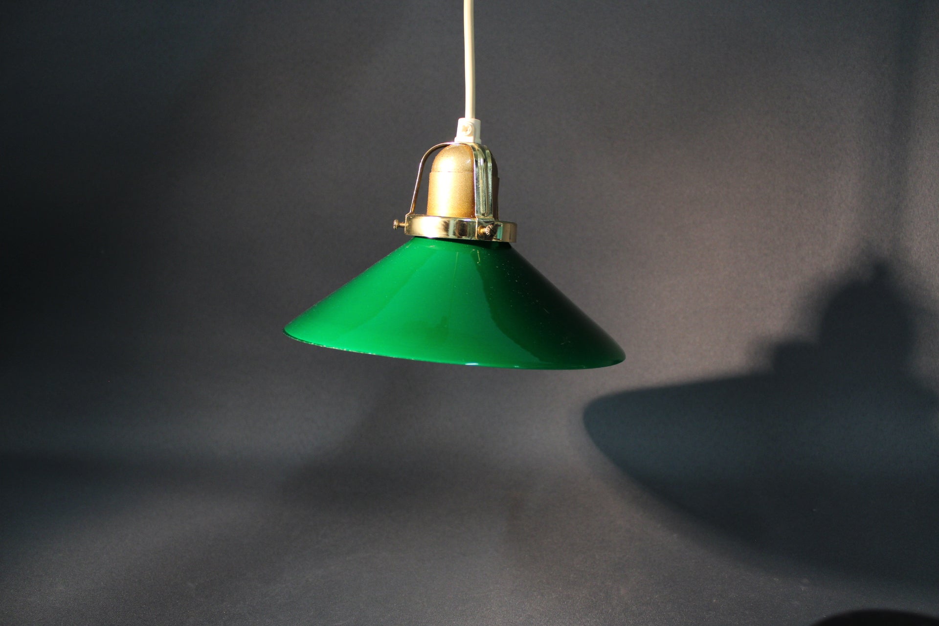 Vihreä sävytetty lasinen suutarinvalaisin riippuasennossa