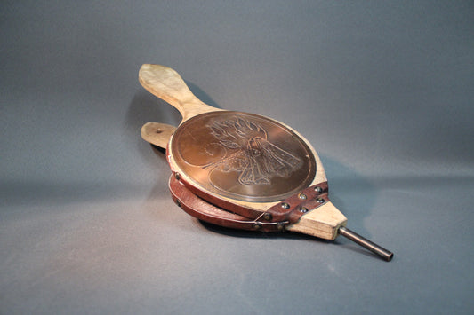 Takkapalje puusta ja nahasta, perinteinen tulisijatarvike, kaiverrus Yhteen hiileen 1998