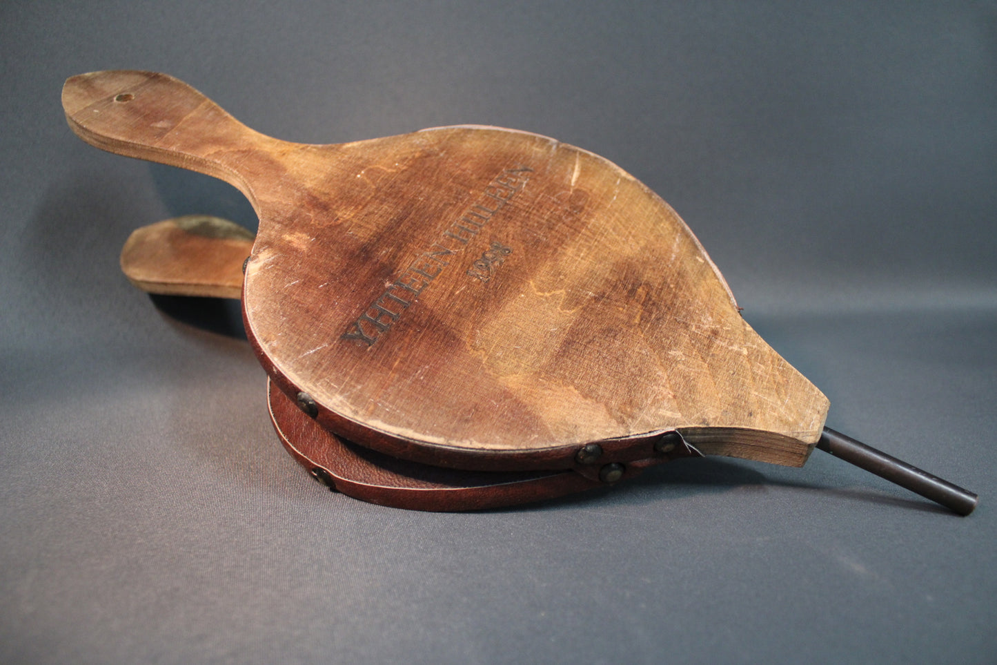 Takkapalje sivusta, nahkareunus ja metalliniitit, vintage takkapalje