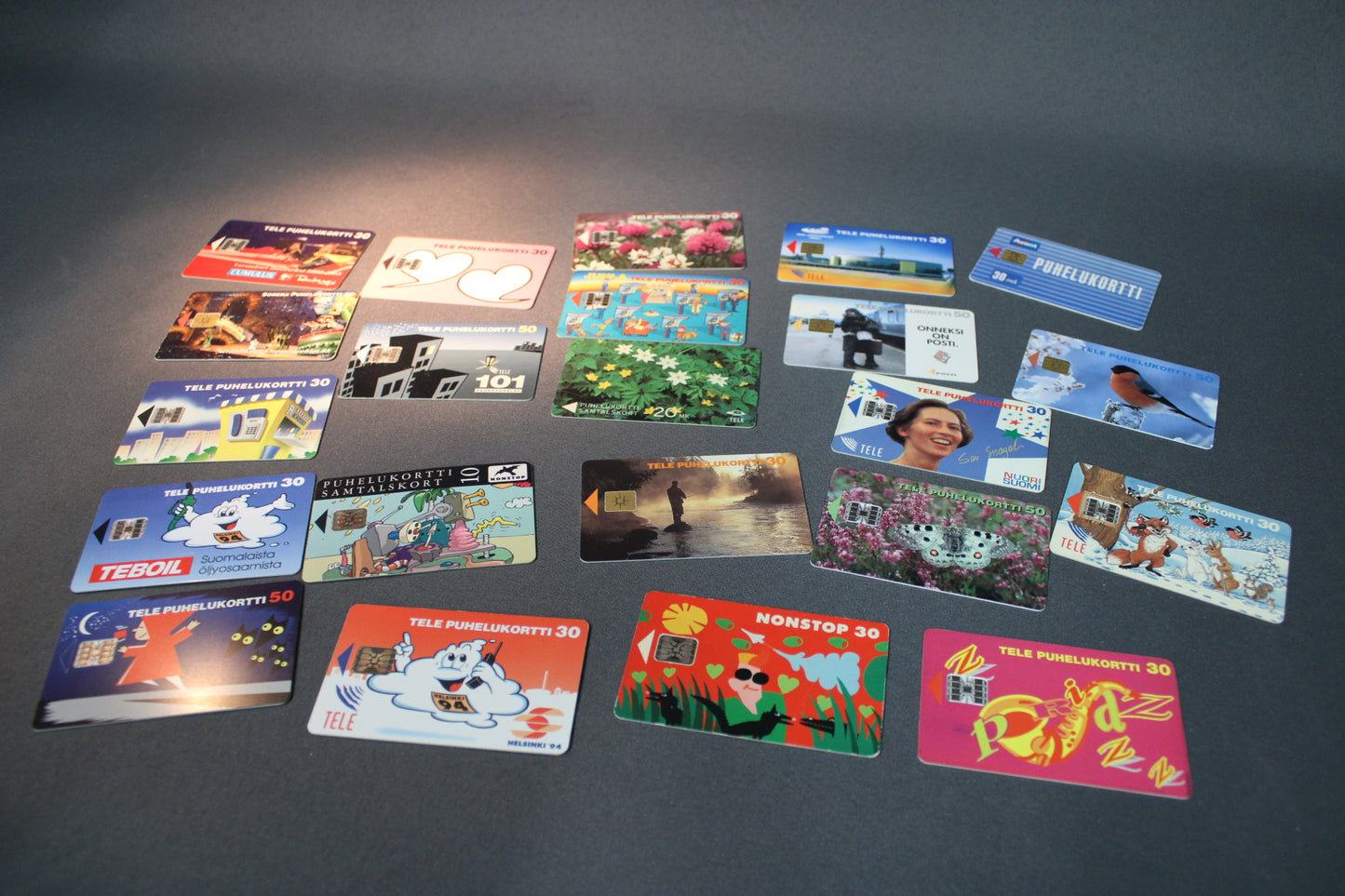 Telekortteja 1990–2000-luvuilta, useita teemoja ja erikoispainoksia.