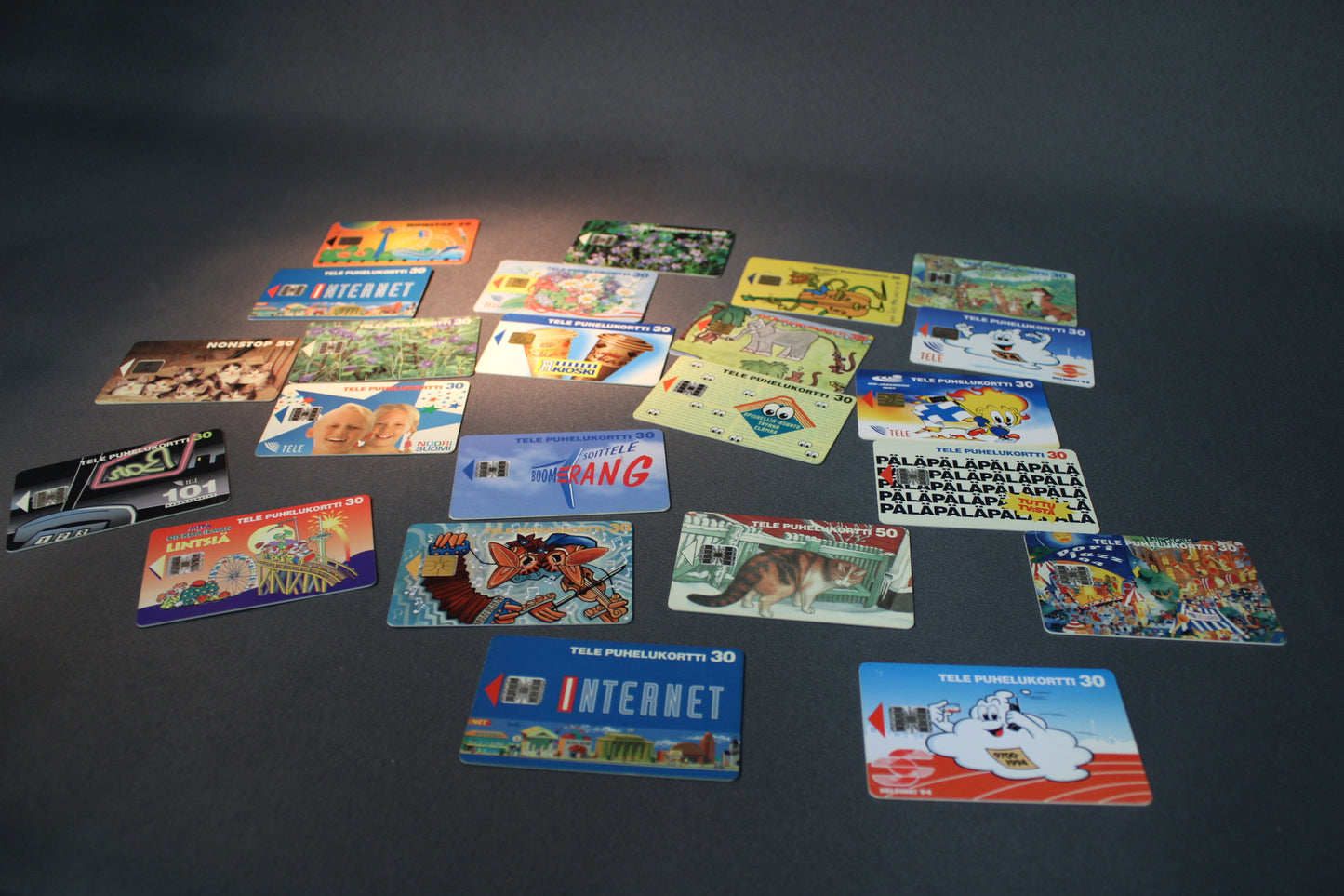 Laaja telekorttierä, sarjakuvia, luontokuvia ja nostalgisia Tele-kortteja.