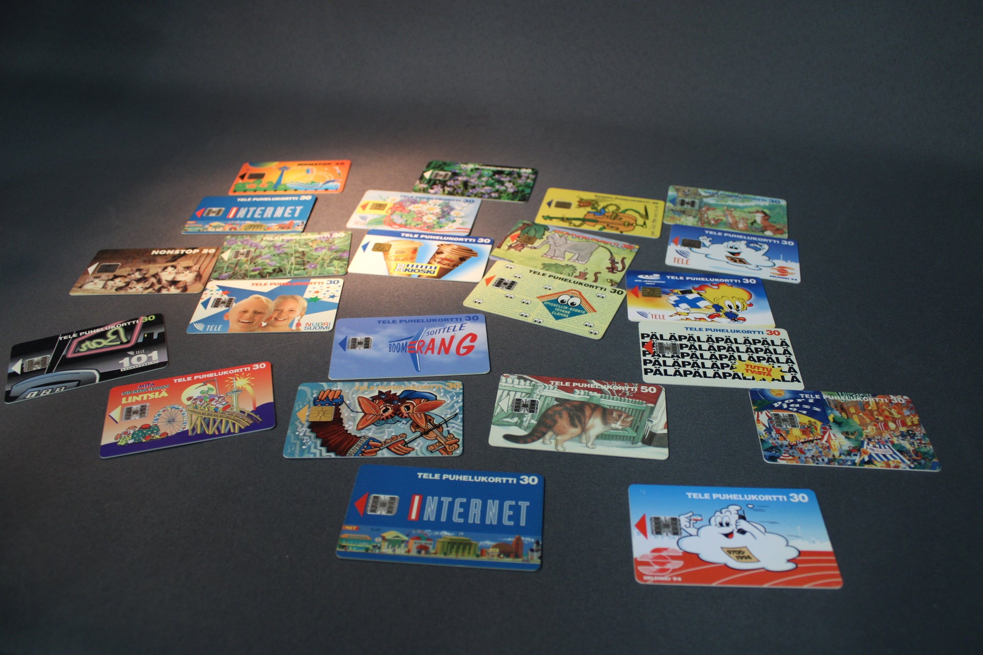 Laaja telekorttierä, sarjakuvia, luontokuvia ja nostalgisia Tele-kortteja.