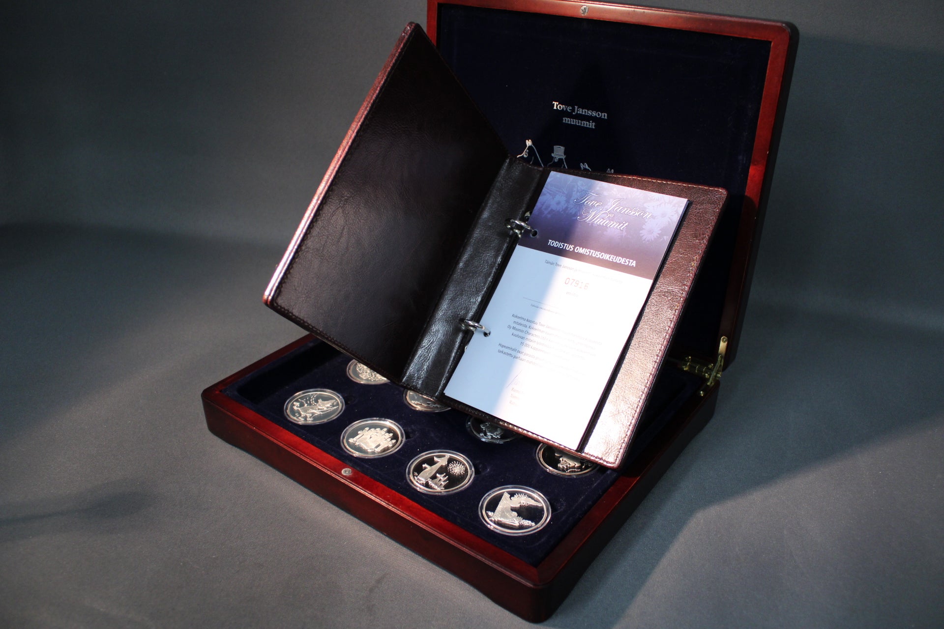 Tove Jansson Muumit hopeamitalikokoelman selostekansio