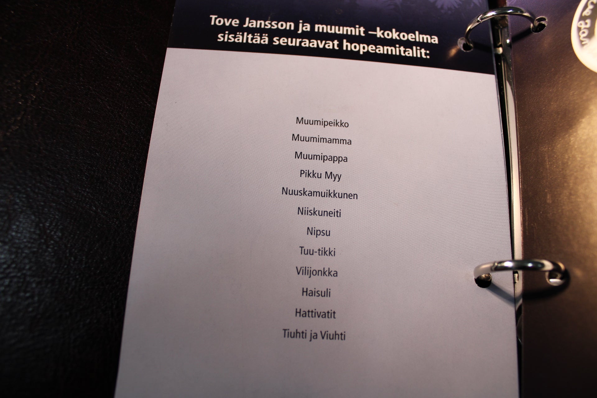 Tove Jansson Muumit hopeamitalikokoelman selostekansio