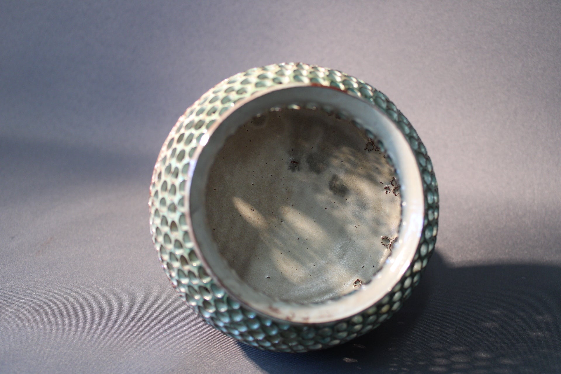 Rei’itetty keramiikkalyhty vihertävällä lasituksella