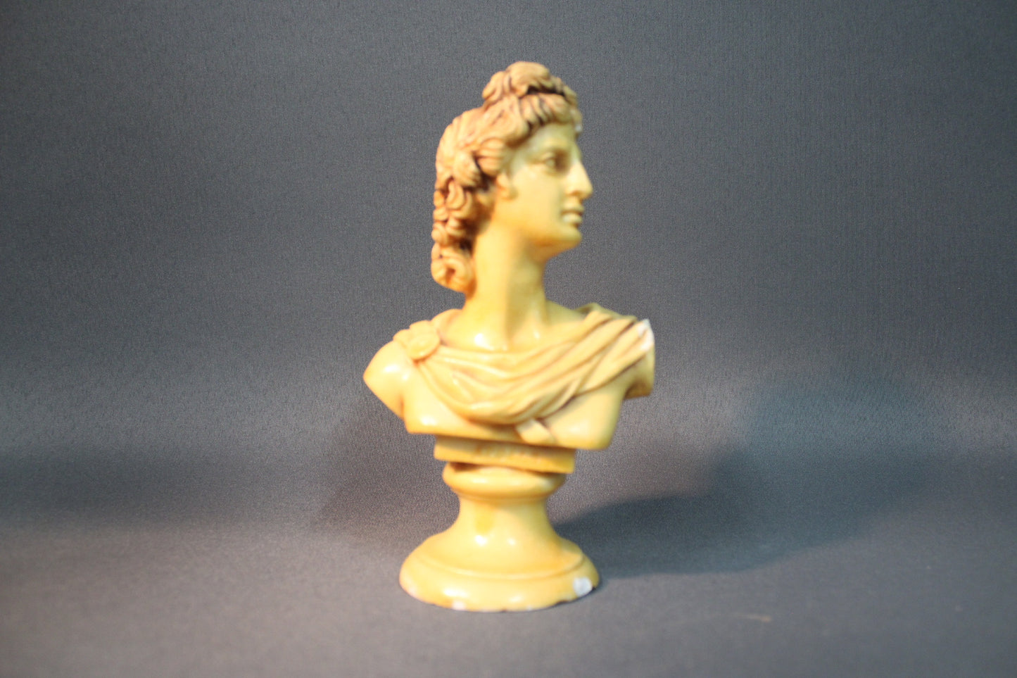 Tuntematon valmistaja klassinen rintakuva, vaalea keltainen alabasterijäljitelmä, koristeellinen patsas