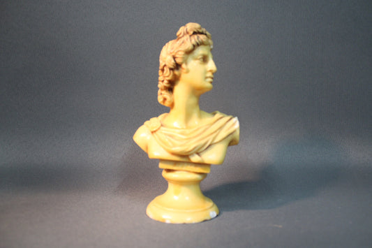 Tuntematon valmistaja klassinen rintakuva, vaalea keltainen alabasterijäljitelmä, koristeellinen patsas