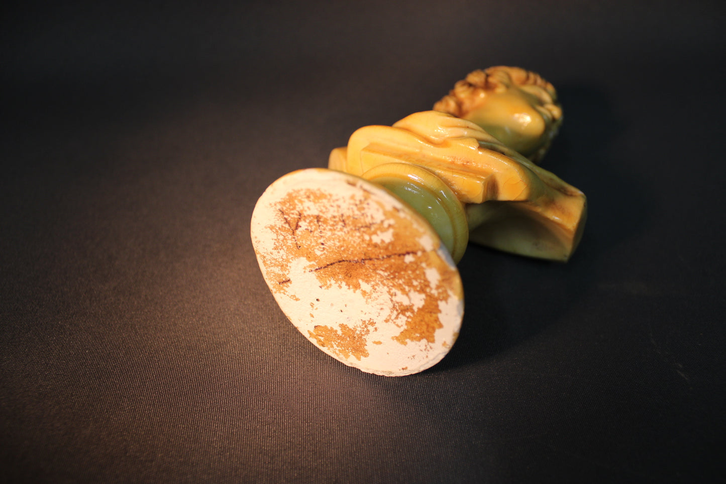 Klassisen rintakuvan pohja ja ajan patina, vaalea keltainen koristepatsas