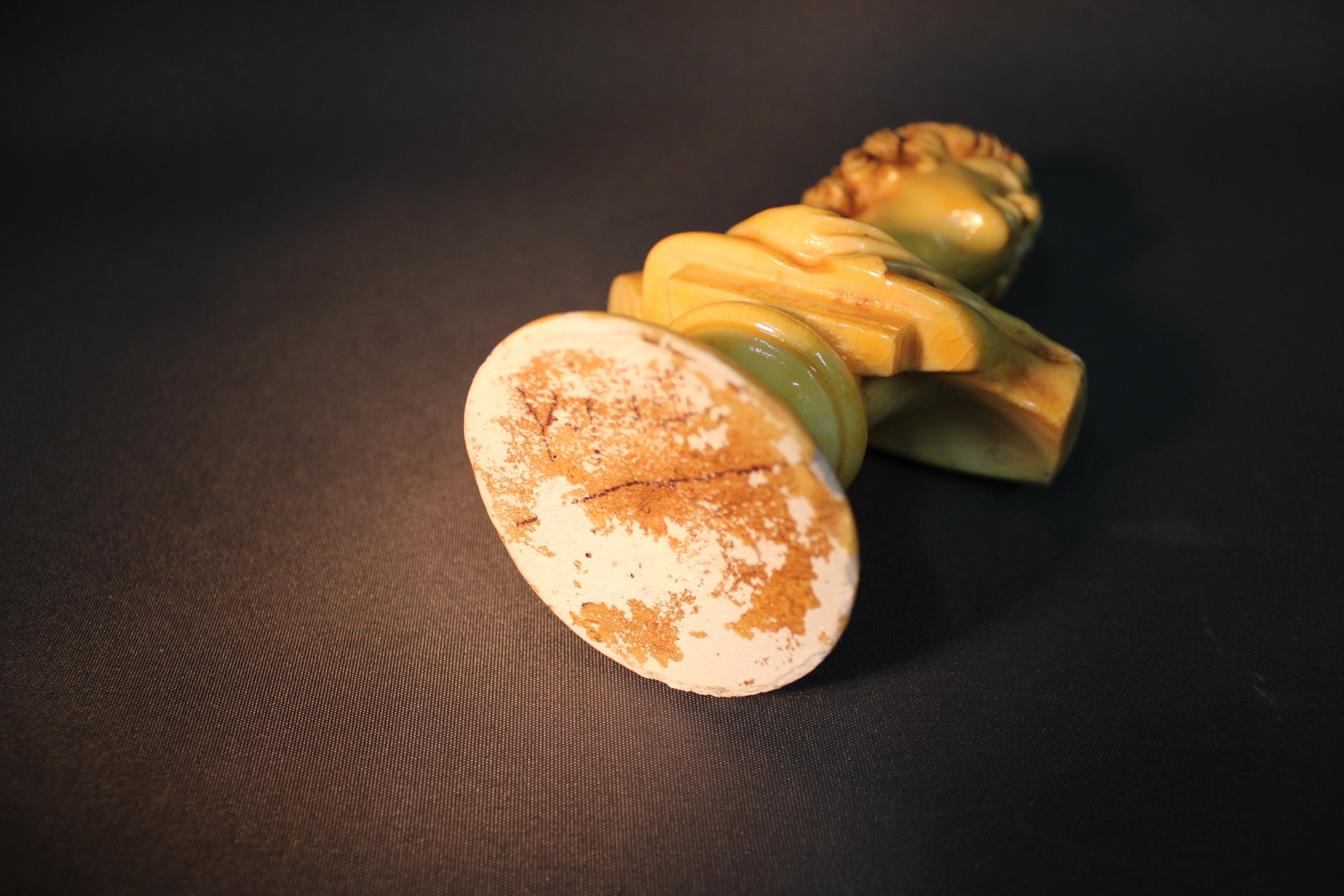 Klassisen rintakuvan pohja ja ajan patina, vaalea keltainen koristepatsas