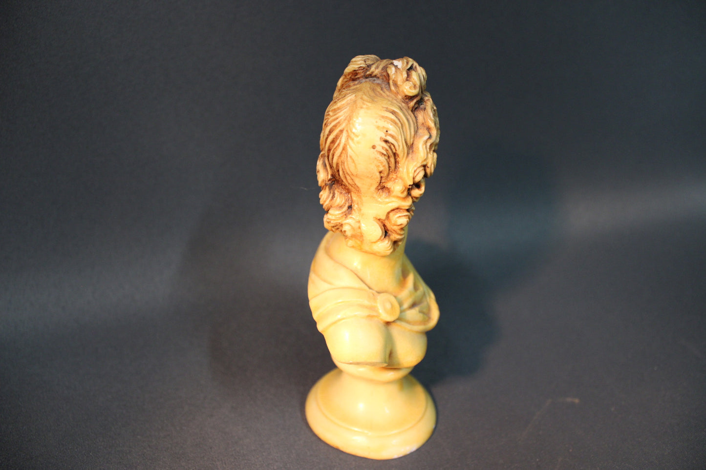 Klassinen rintakuva sivuprofiilista, vaalea keltainen patsas