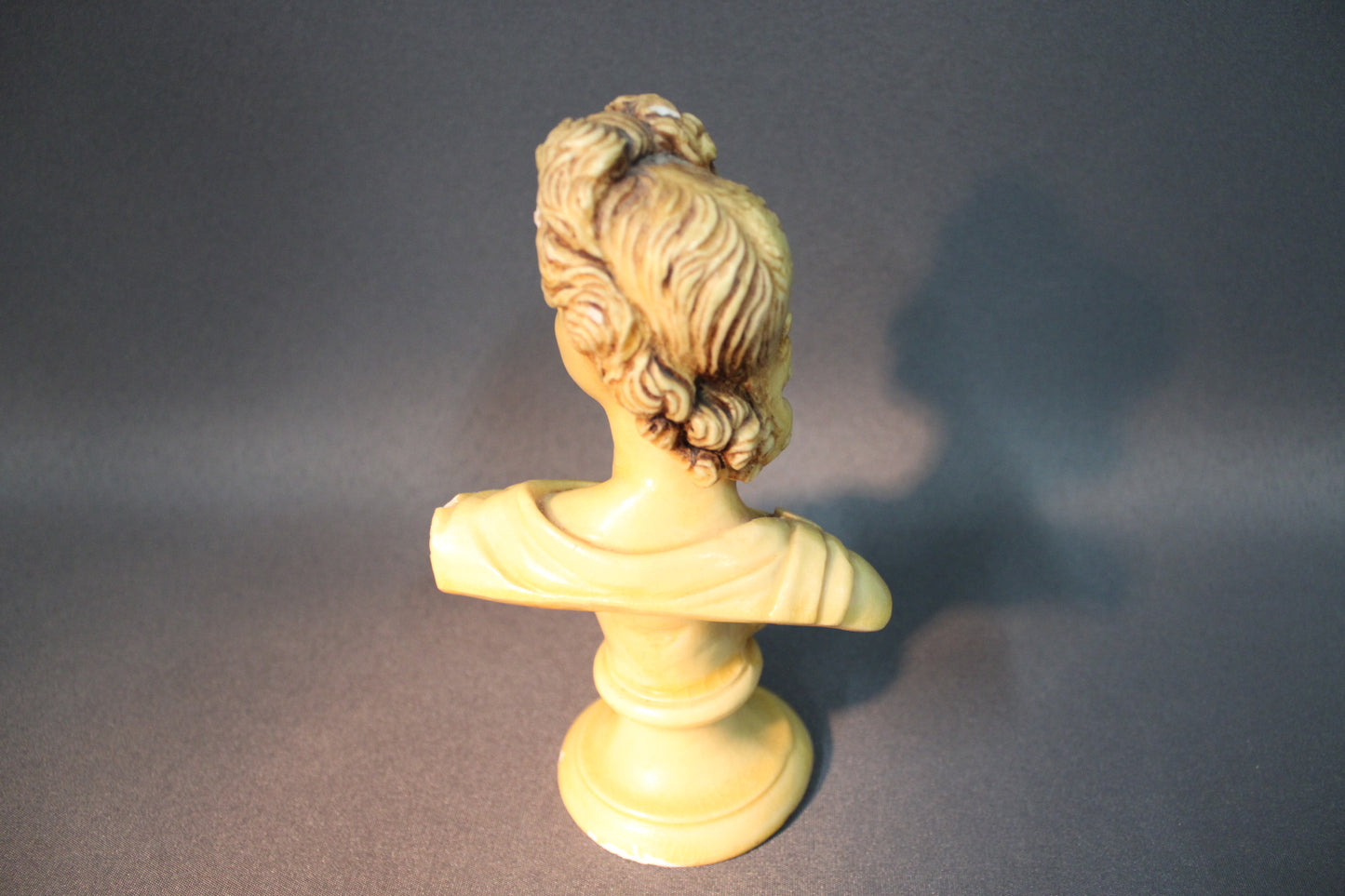 Klassisen rintakuvan takanäkymä, vaalea keltainen koristepatsas