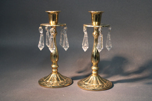 Turun Kristalli messinkiset kynttilänjalat kristallihelmin, kaksi kappaletta edestä kuvattuna