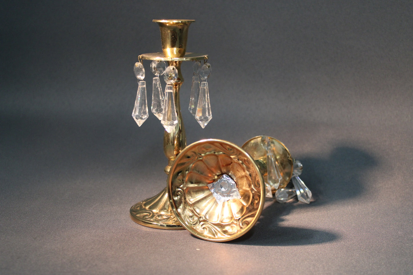 Turun Kristalli kynttilänjalat, messinkinen jalka ja riippuvat kristallihelmet läheltä