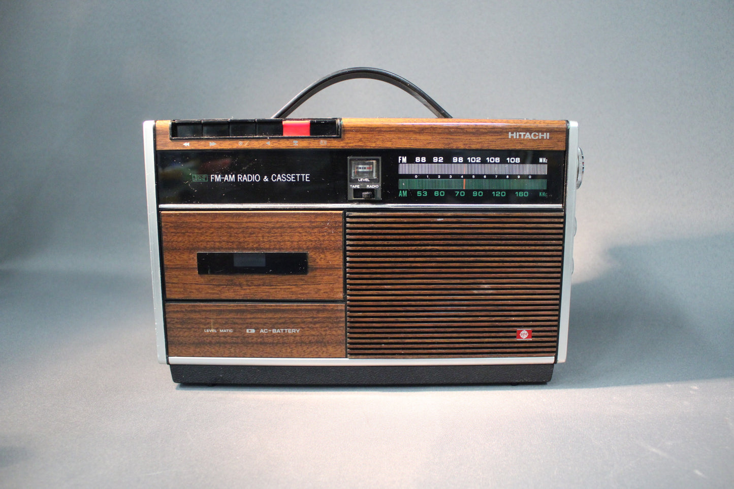 Vanha Hitachi FM/AM -radio ja kasettisoitin, etukuva.