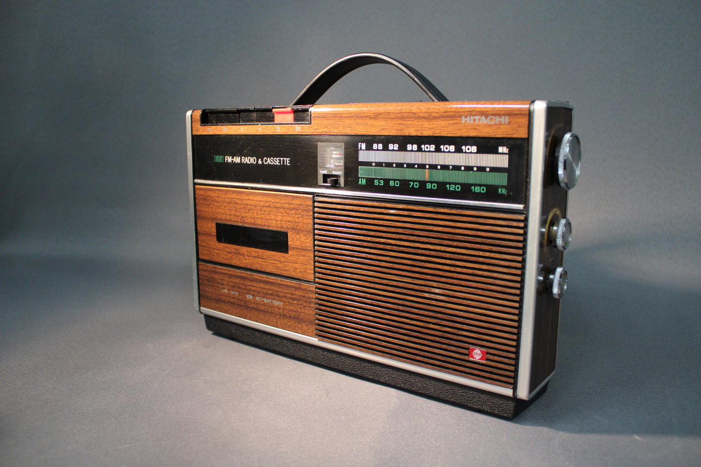 Hitachi FM/AM -radio ja kasettisoitin sivulta kuvattuna.