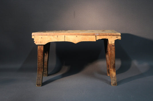 Vanha puinen jakkara, patinoitunut pinta, kulunut ja kunnostettava