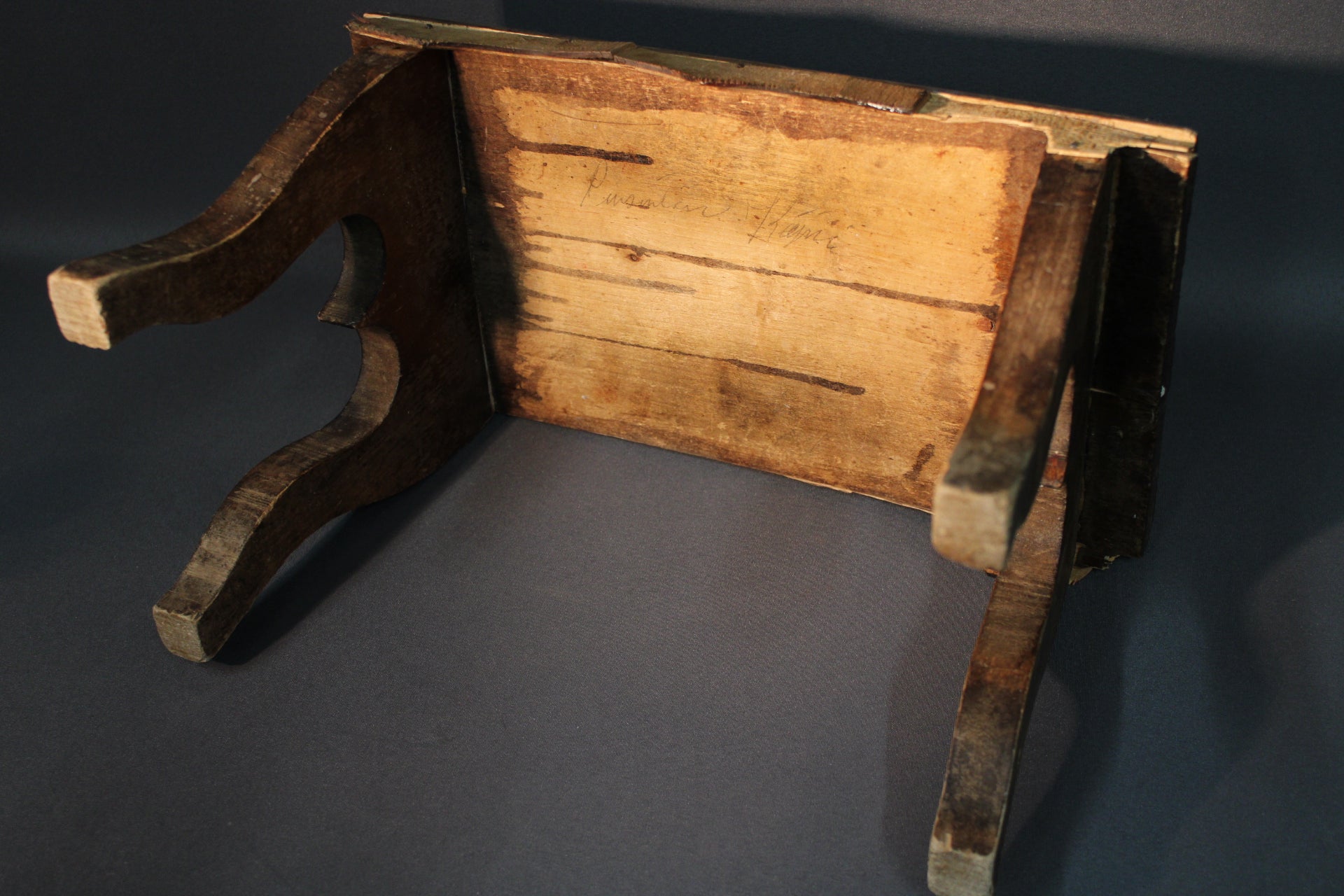 Vanha puinen jakkara pohjasta, rakenne ja jalat nähtävissä