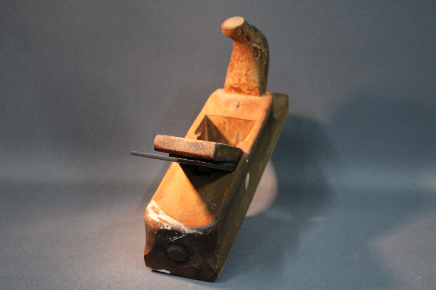 Vanha puuhöylä puusta ja teräksestä, patinoitunut käsityökalu