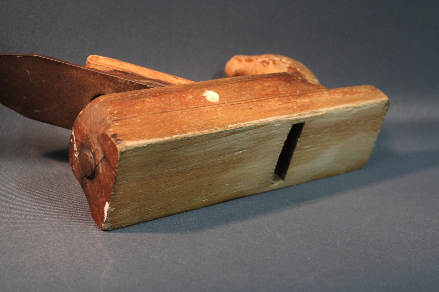 Vanhan puuhöylän pohja ja runko, kulunut puupinta