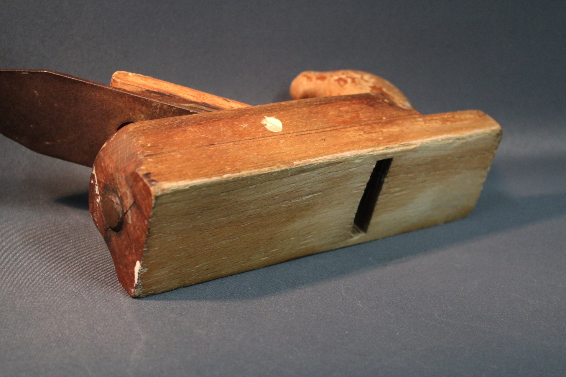 Vanhan puuhöylän pohja ja runko, kulunut puupinta