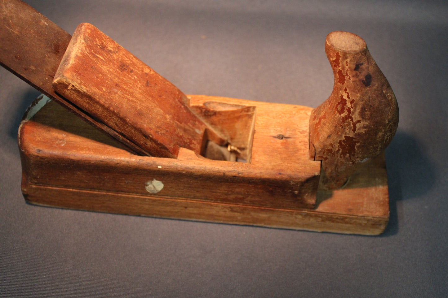 Antiikkinen puuhöylä, kahva ja säätömekanismi yksityiskohtana