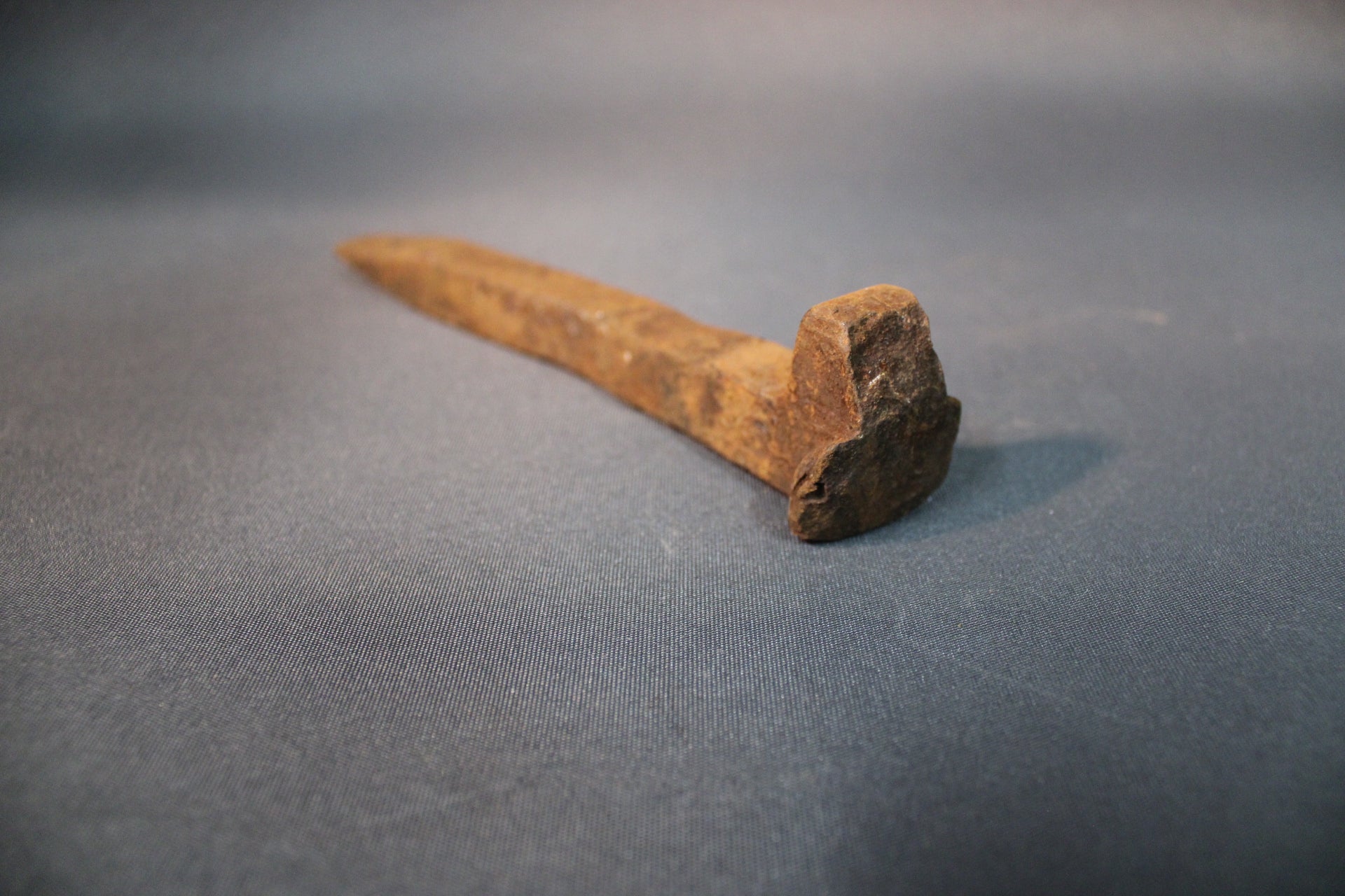 Vanhan ratanaulan kanta ja kärki, kulunut ja ruosteinen rauta