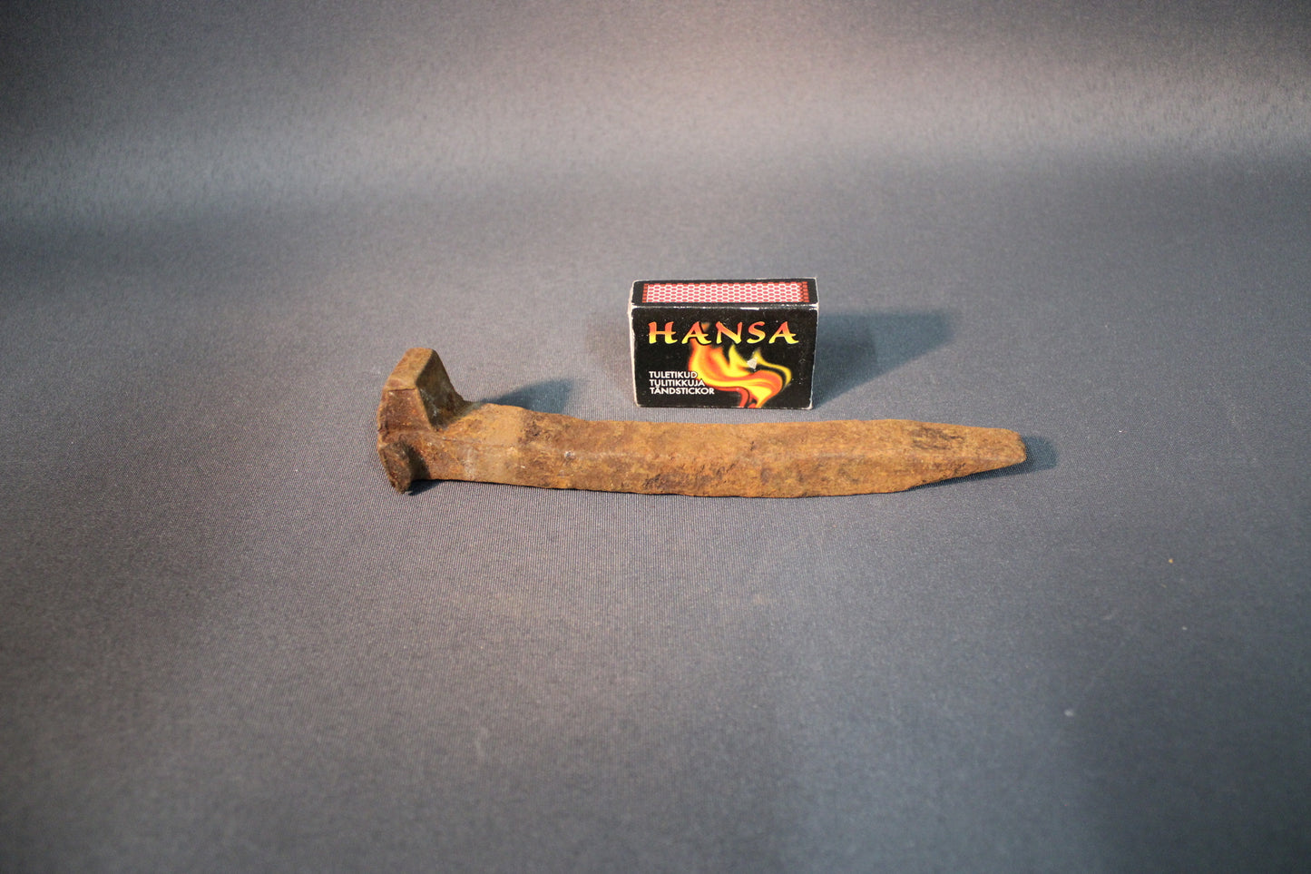 Vanha ratanaula noin 15 cm pitkä, vertailukuvassa tulitikkurasia