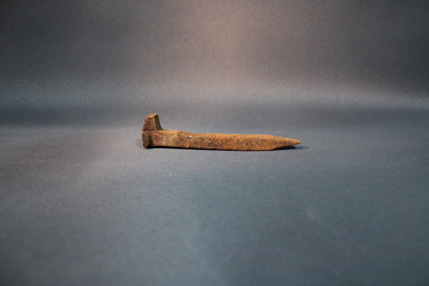 Vanha ratanaula rautaa, patinoitunut pinta, teollinen vintage-esine