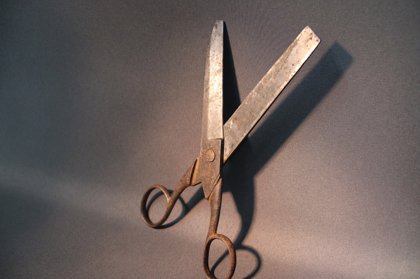 Vanhat Fiskarsin sakset, lähikuva rungon leimasta ja patinasta