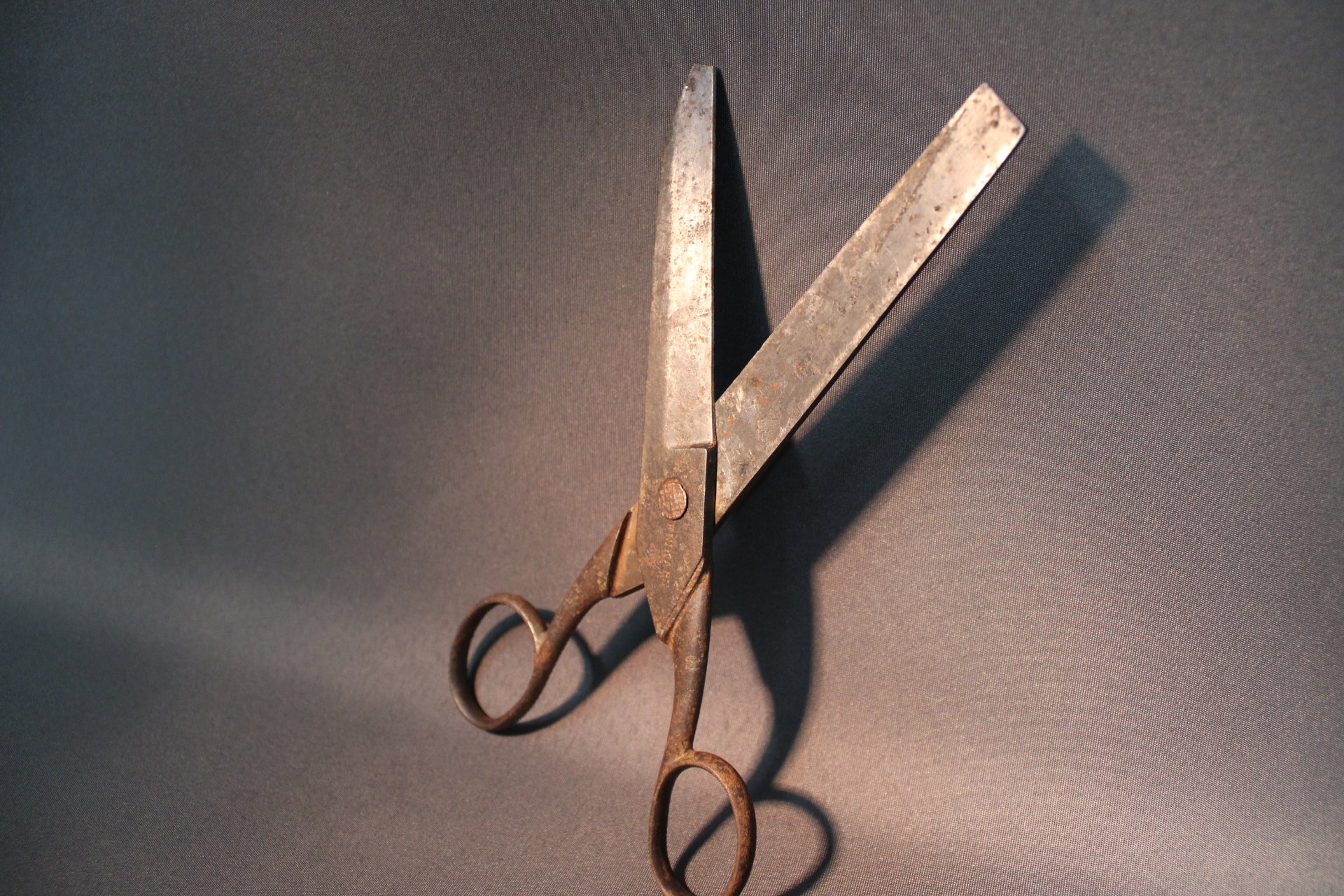 Vanhat Fiskarsin sakset, lähikuva rungon leimasta ja patinasta