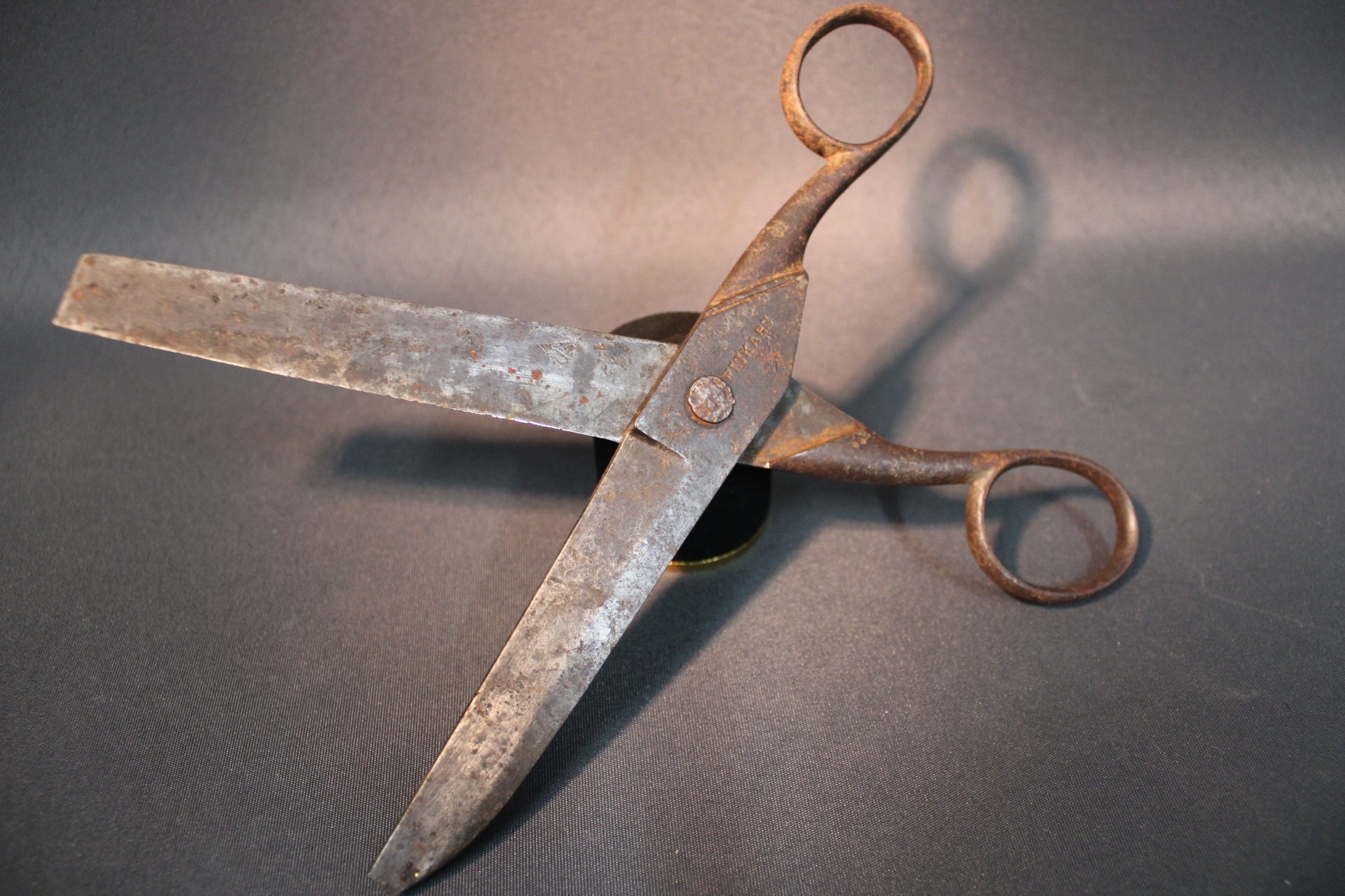 Vanhat Fiskarsin sakset patinoituneesta teräksestä, avattuna