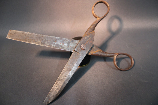 Vanhat Fiskarsin sakset patinoituneesta teräksestä, avattuna