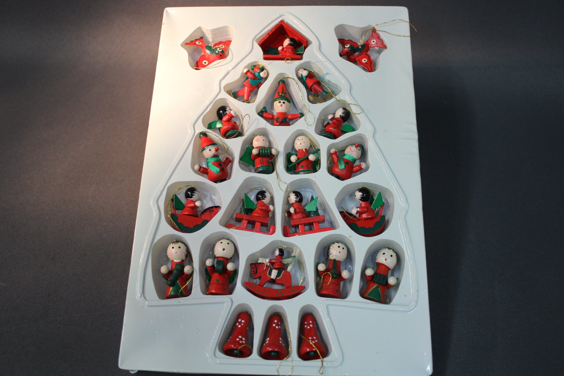 Puinen vintage-kuusenkoristesetti ilman pakkausta, 24 käsinmaalattua joulukoristetta.